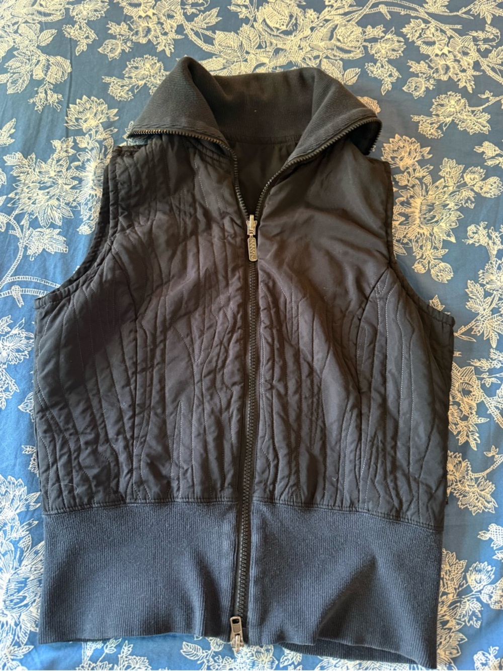 Columbia Black Quilted Sleeveless Vest with Subtle Stitching